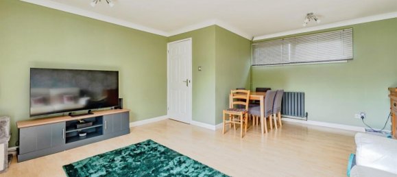 3 bedrooms House in Crawley, United Kingdom No. 6270 3