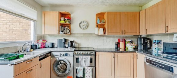 3 bedrooms House in Crawley, United Kingdom No. 6270 5