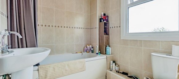 3 bedrooms House in Crawley, United Kingdom No. 6270 14