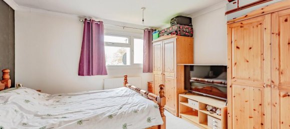 3 bedrooms House in Crawley, United Kingdom No. 6270 7