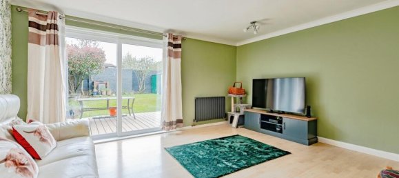 3 bedrooms House in Crawley, United Kingdom No. 6270 4