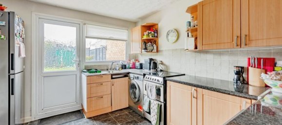 3 bedrooms House in Crawley, United Kingdom No. 6270 2