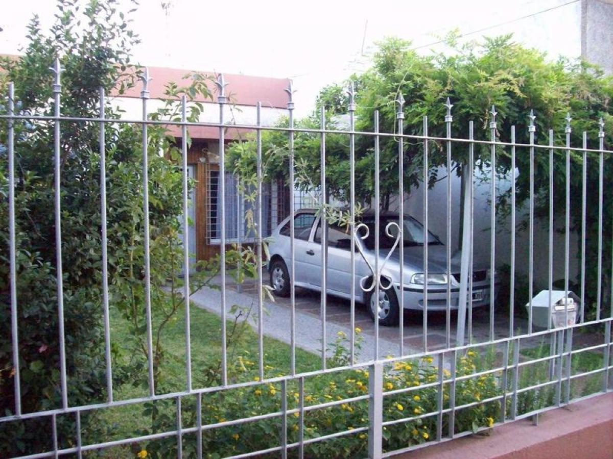 3 bedrooms House in Hurlingham, Argentina No. 72274