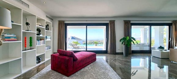 5 bedrooms Villa in Malaga, Spain No. 21112 10