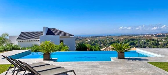 5 bedrooms Villa in Malaga, Spain No. 21112 2