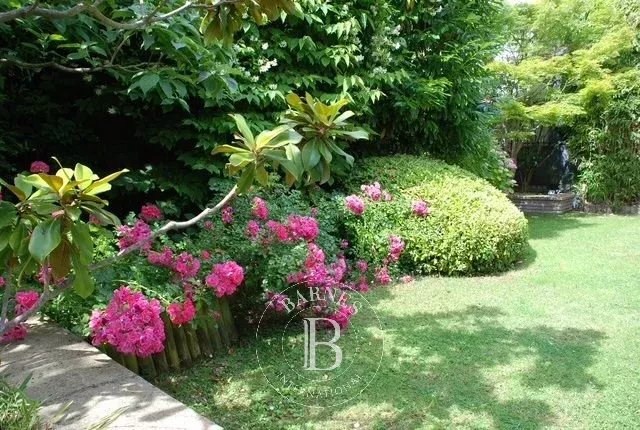 Casa de 3 dormitorios en Suresnes, France No. 111229