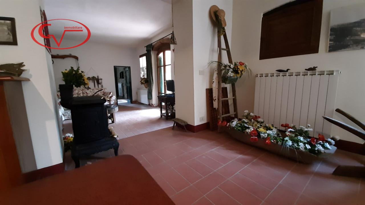 Дом с 6 комнатами в Латерина Перджине Вальдарно, Италия № 228202