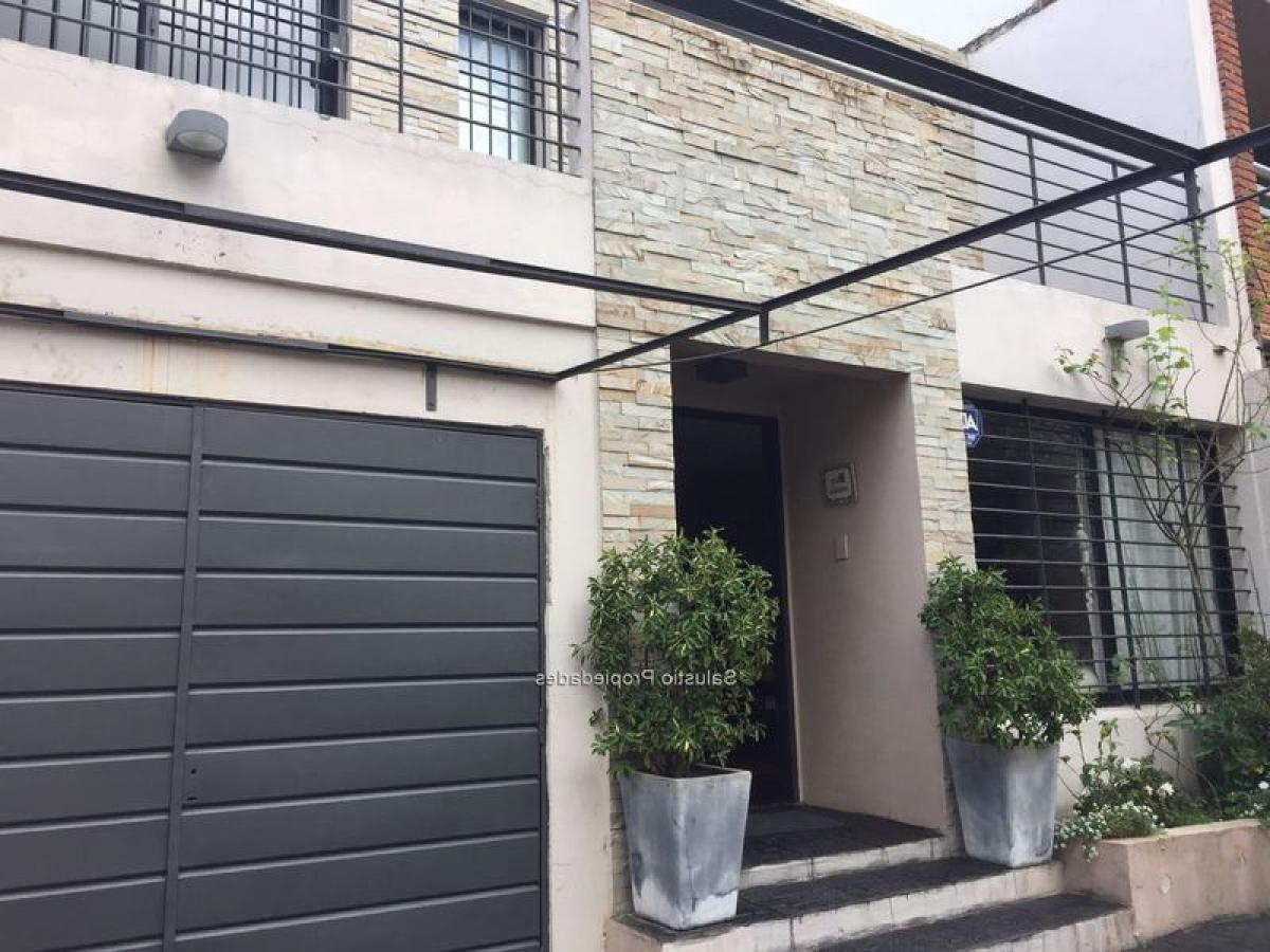 Casa de 4 dormitorios en Montevideo, Uruguay No. 1756