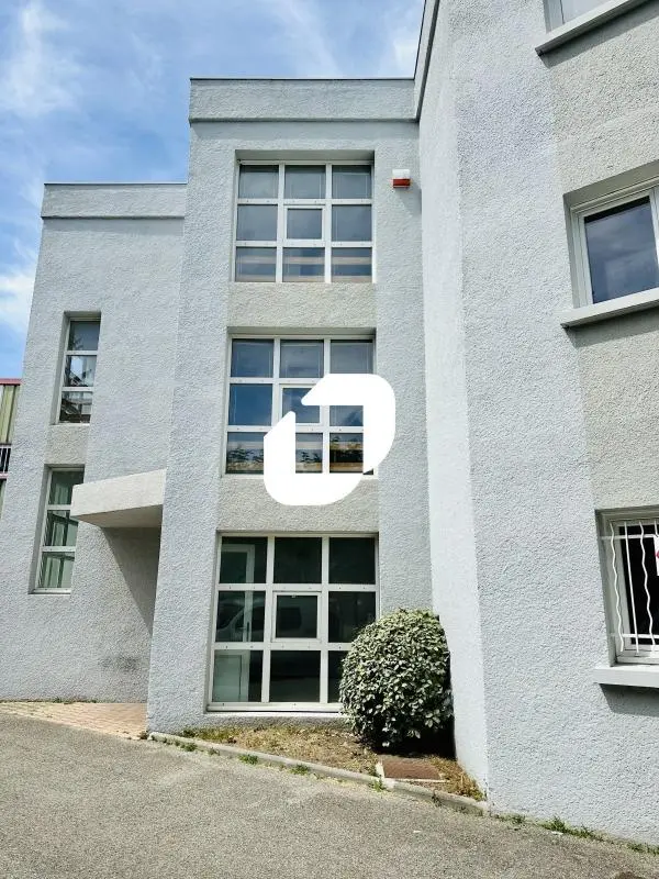 405m² Office in Sassenage, France No. 302418