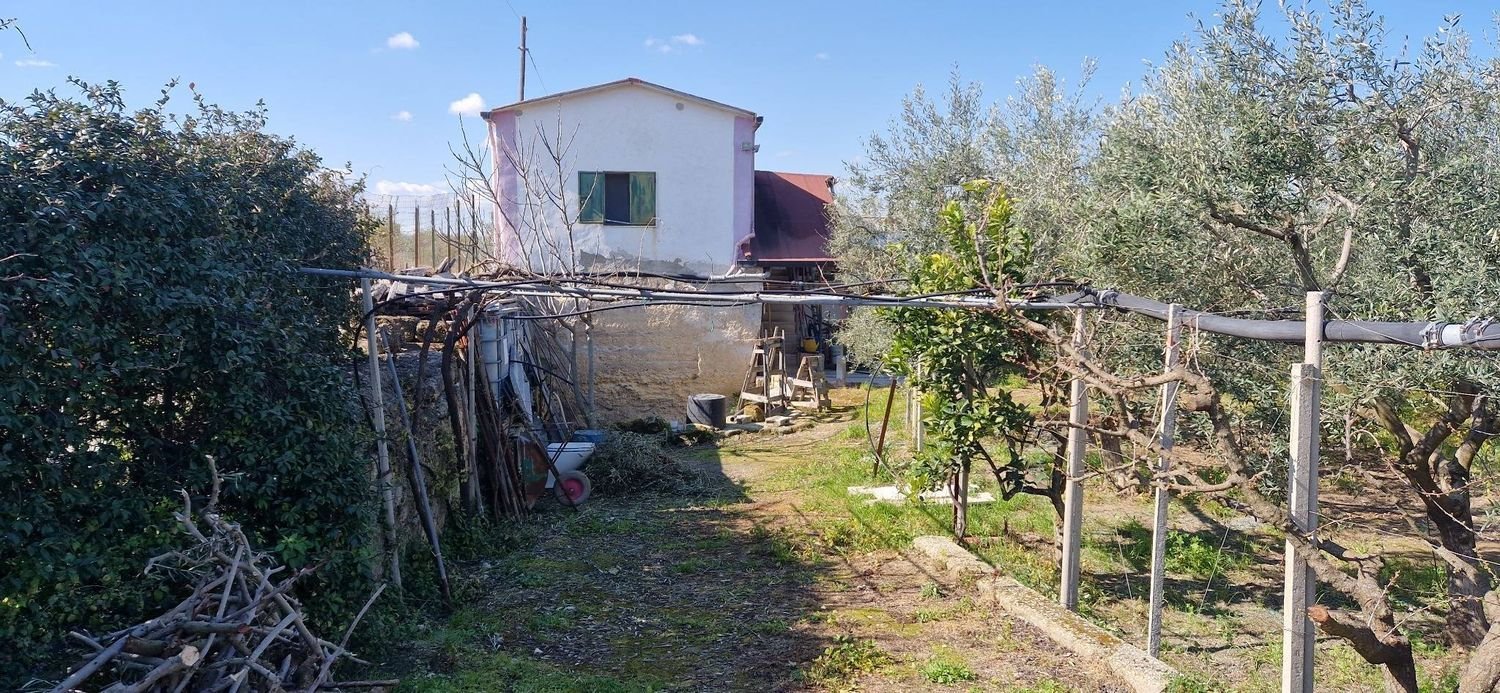 Земельный участок 1370м² в Трани, Италия № 105585