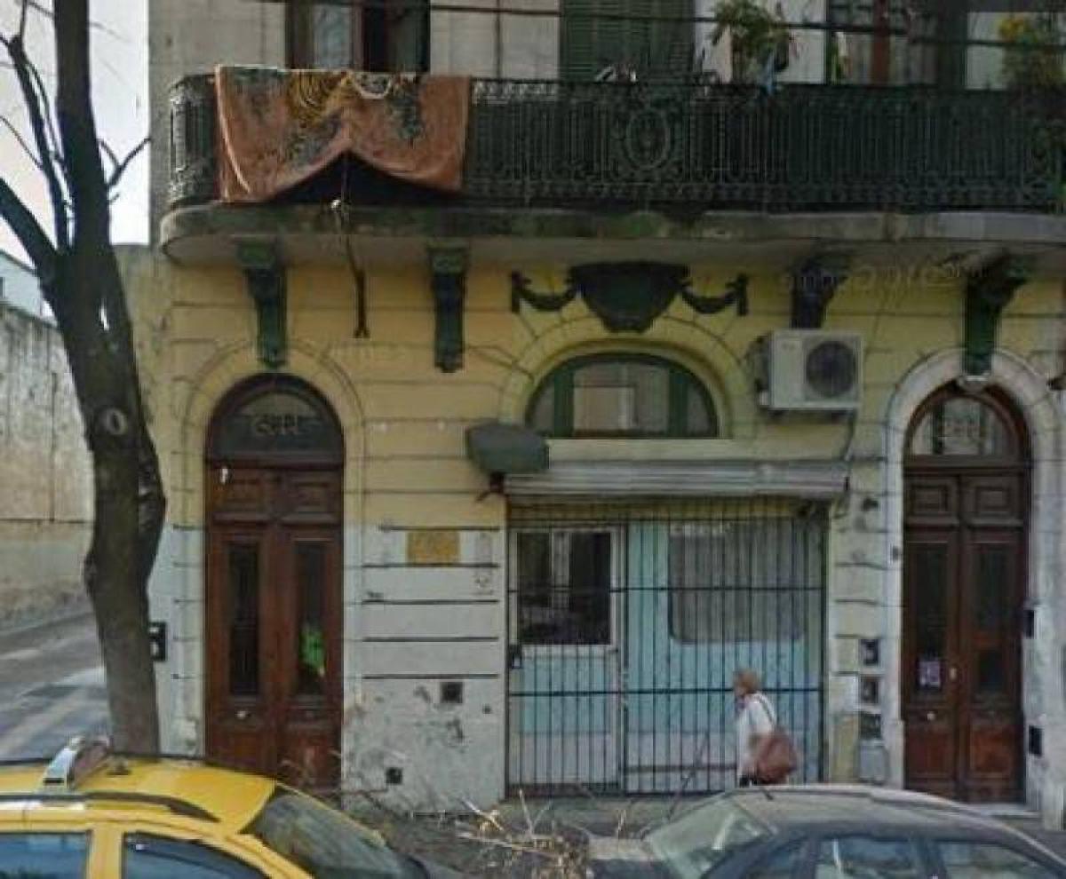 330m² Building in Buenos Aires, Argentina No. 105500