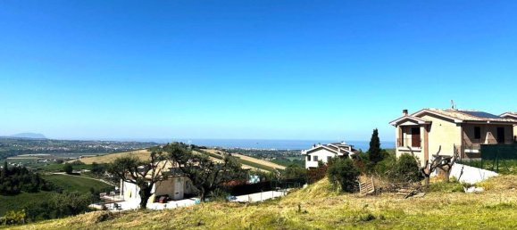  Land in Fermo, Italy No. 315420 2