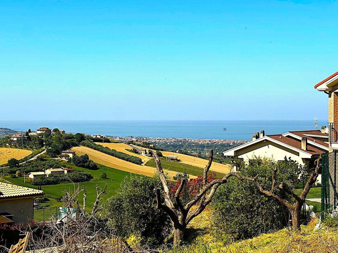  Land in Fermo, Italy No. 315420