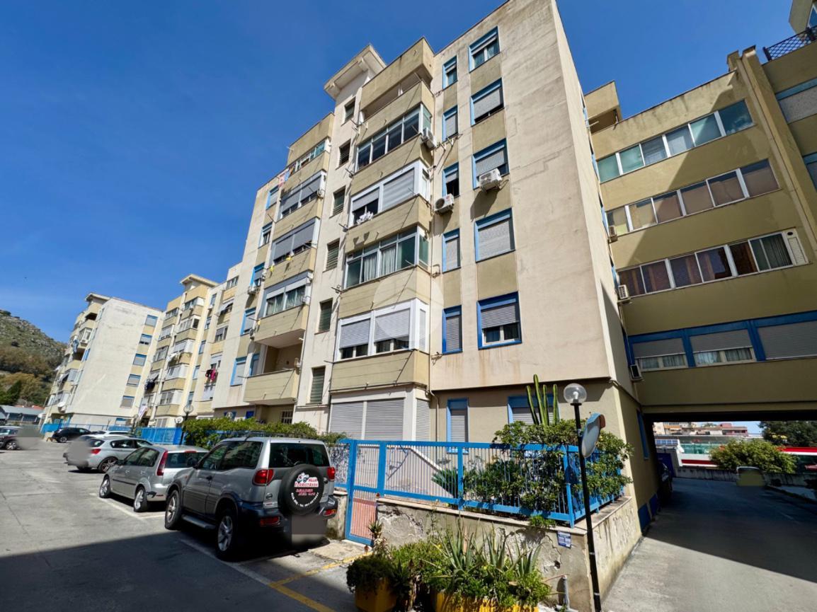 5 rooms Apartment in Palermo, Italy No. 40146