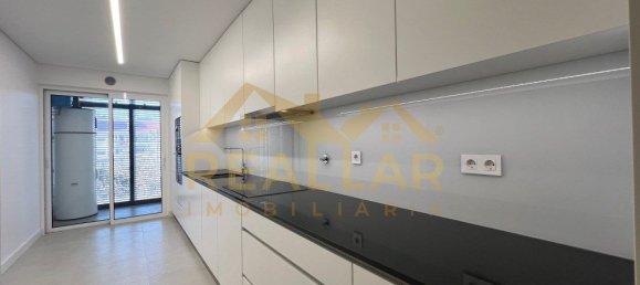 Квартира с 3 спальнями в Матозиньюш, Португалия № 161713 3