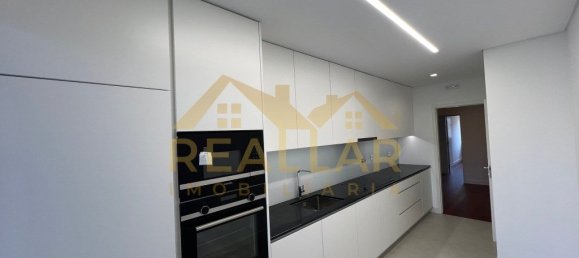 Квартира с 3 спальнями в Матозиньюш, Португалия № 161713 2