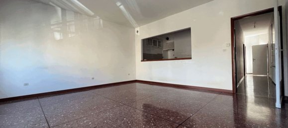 4-salle Appartement à Vittorio Veneto, Italy No. 280025 10