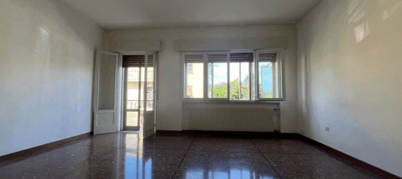 4-salle Appartement à Vittorio Veneto, Italy No. 280025 8