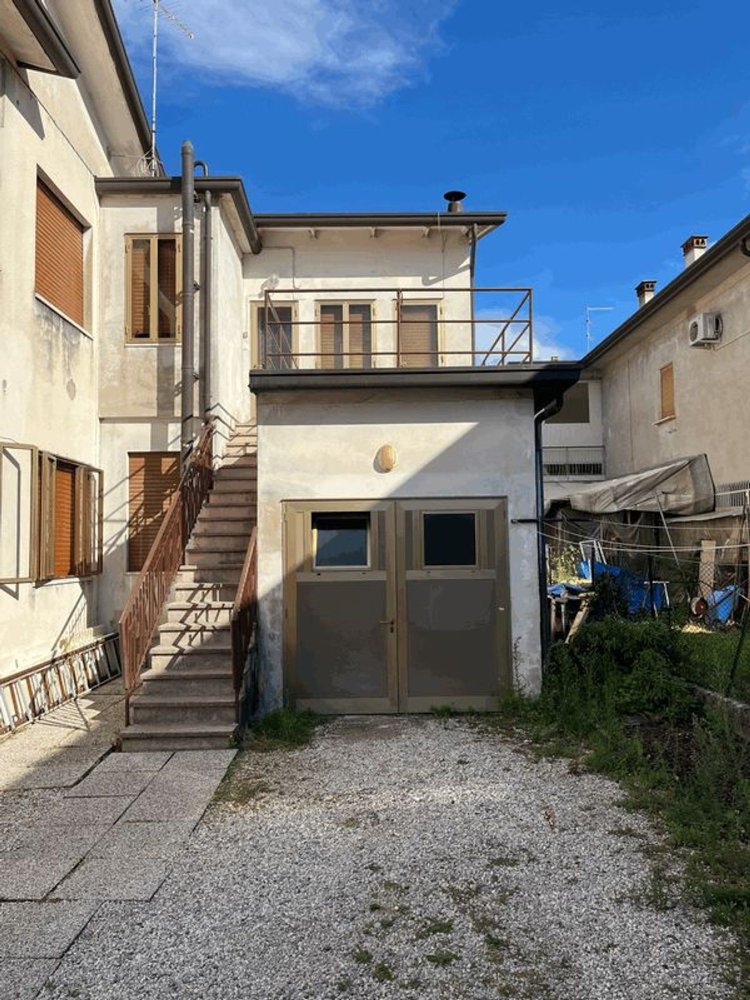 4 rooms Apartment in Vittorio Veneto, Italy No. 280025