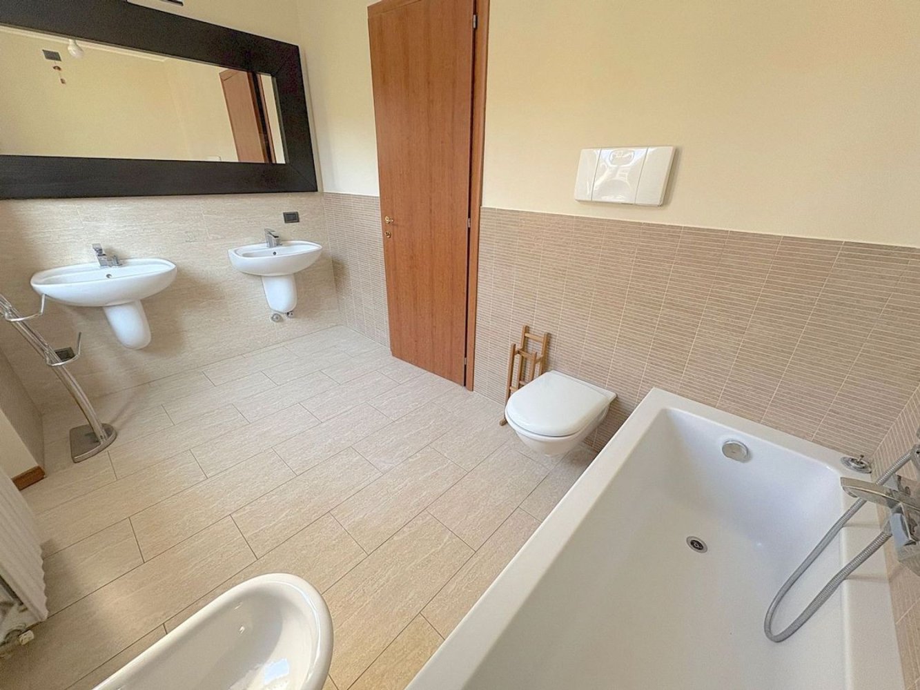 4 chambres Appartement à Monza, Italy No. 361179