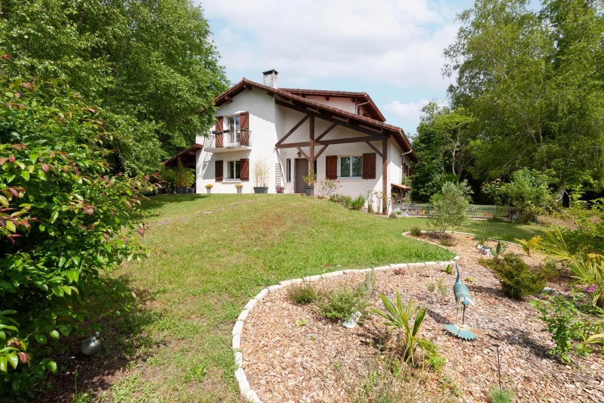5 bedrooms House in Saint-Pierre-du-Mont, France No. 351001