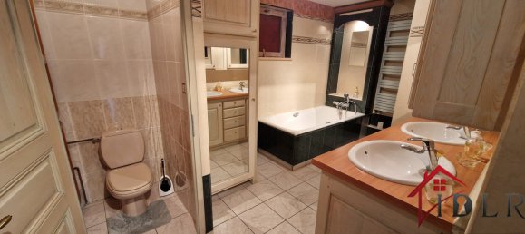 323m² Commercial property in Langres, France No. 262243 16