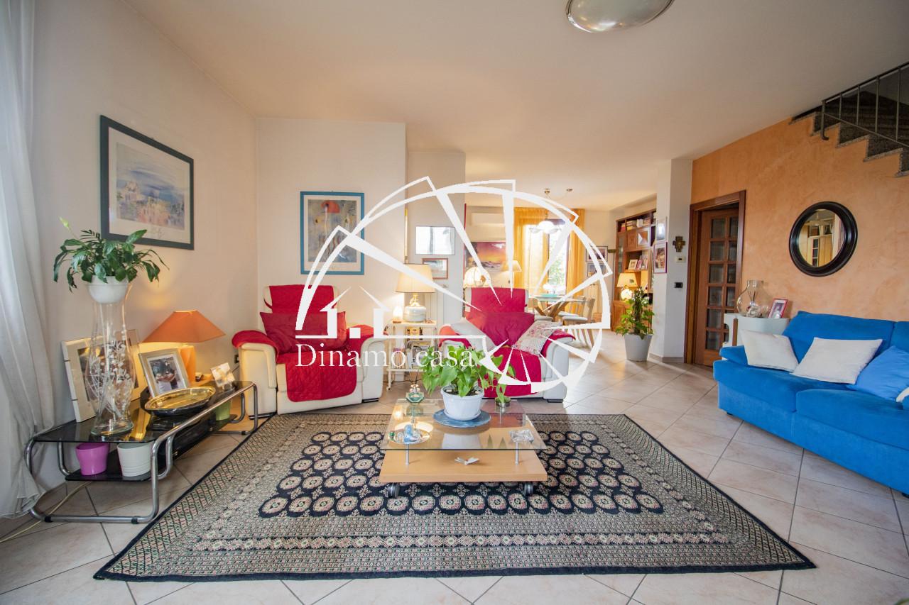 Casa de 5 habitaciónes en Prato, Italy No. 136022