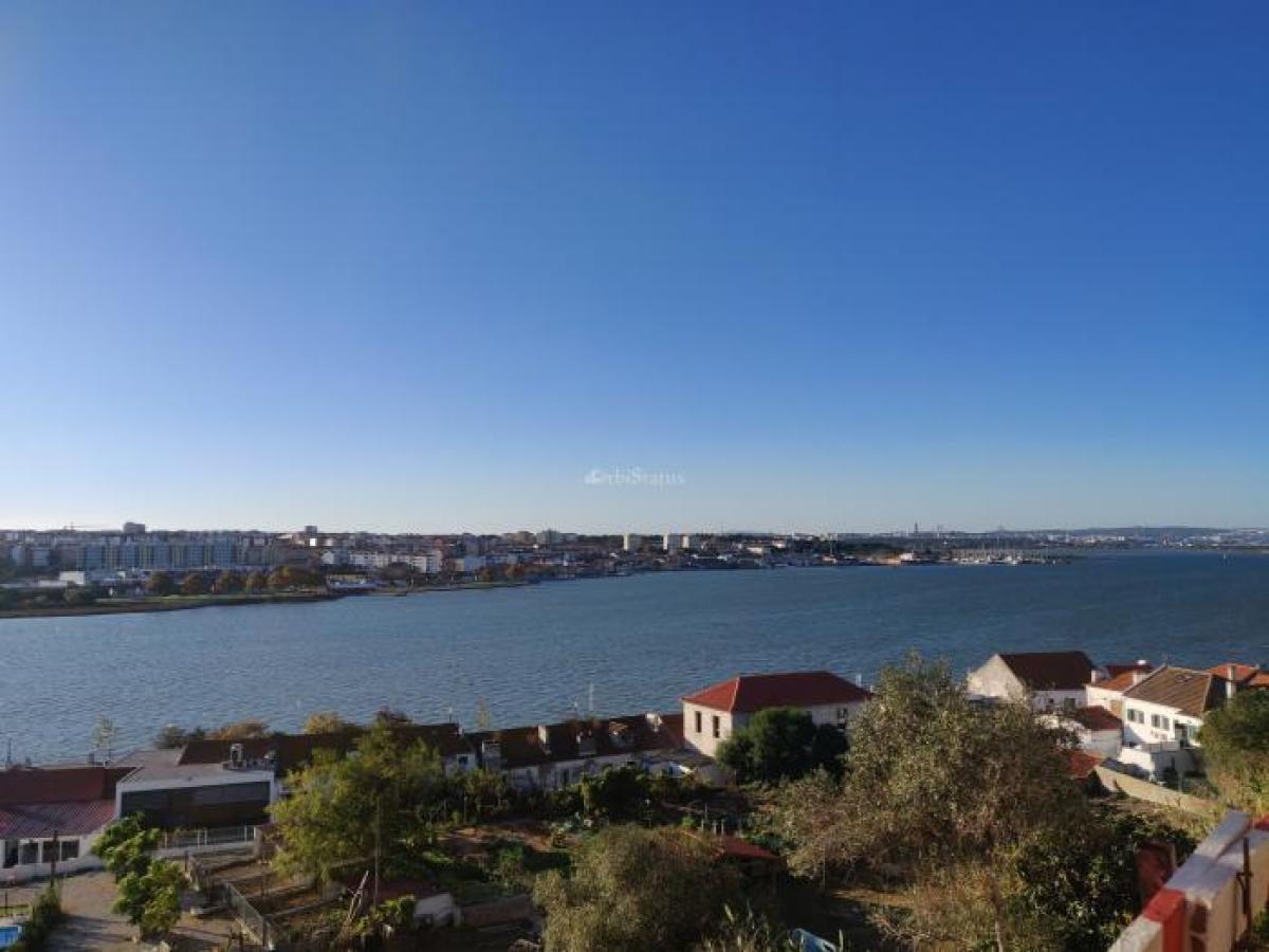 Casa de 4 dormitorios en Seixal, Portugal No. 1243