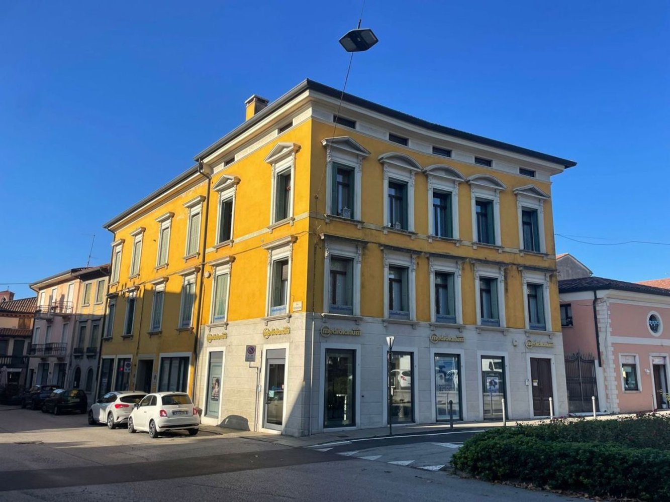 300m² Office in Bassano del Grappa, Italy No. 74028