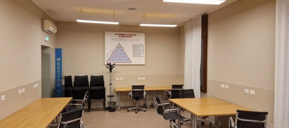 300m² Office in Bassano del Grappa, Italy No. 74028 13