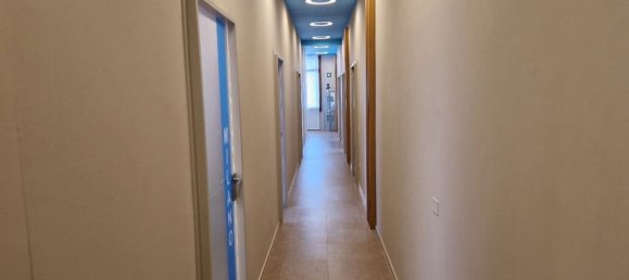 300m² Office in Bassano del Grappa, Italy No. 74028 6