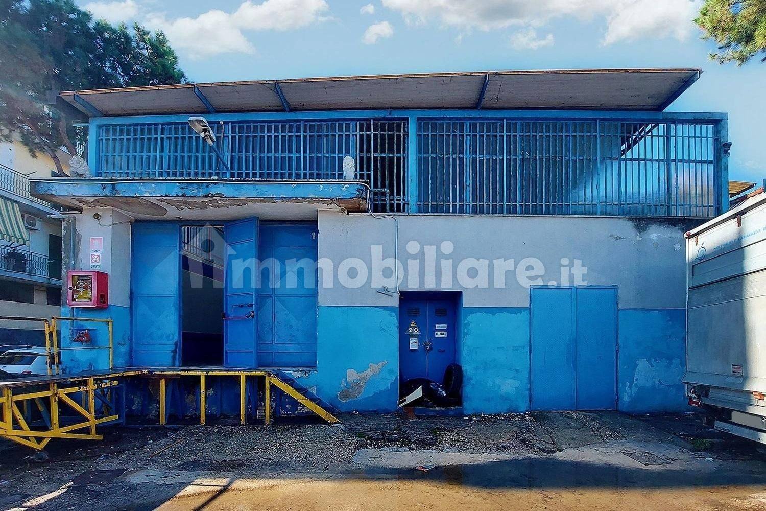 2 rooms Warehouse in Naples, Italy No. 12505