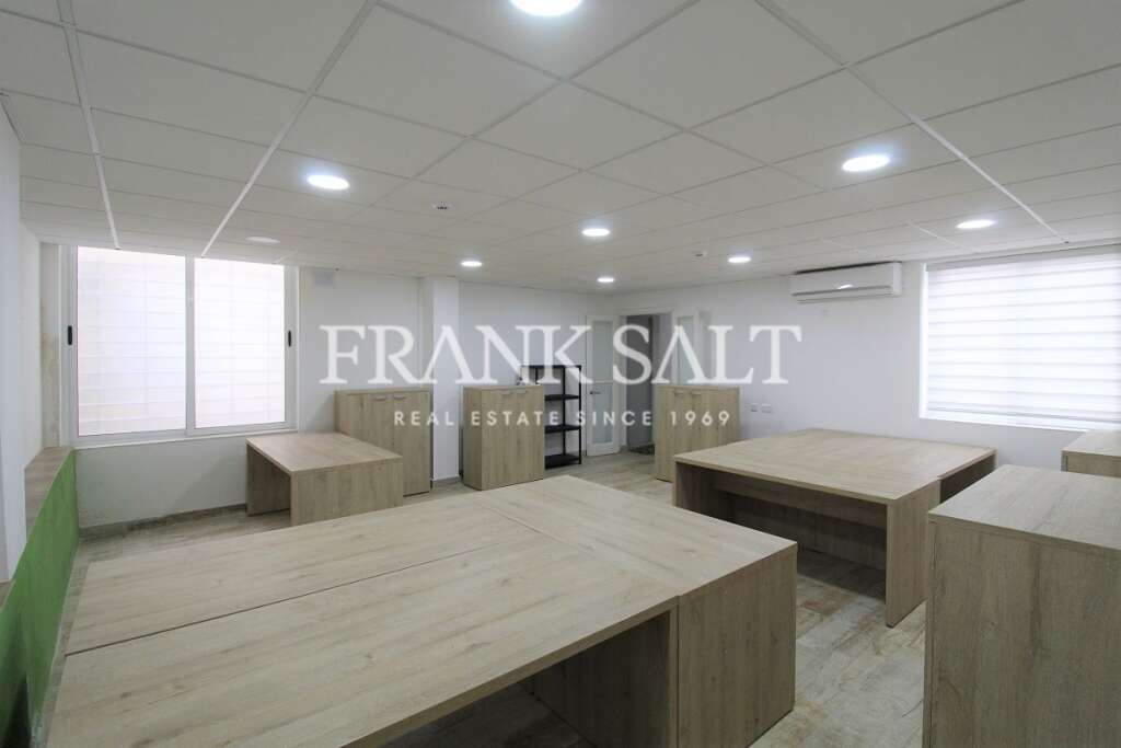Bureau à Saint Julian's, Malta 170m² No. 12266