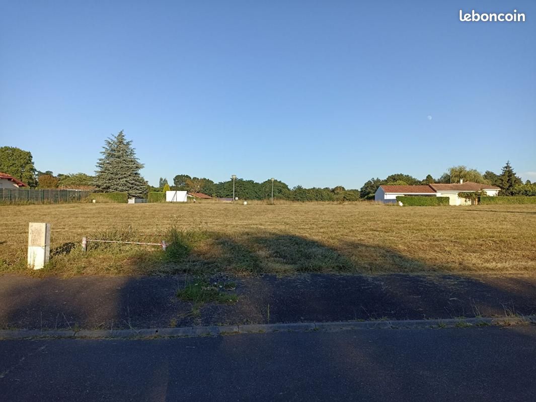 870m² Land in Poyanne, France No. 88115