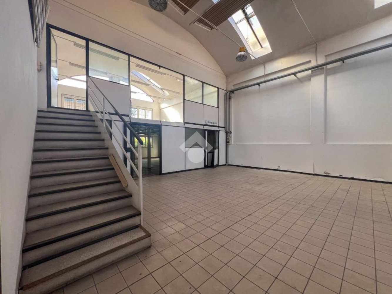  مستودع في Desio, Italy 615متر مربع رقم 107862