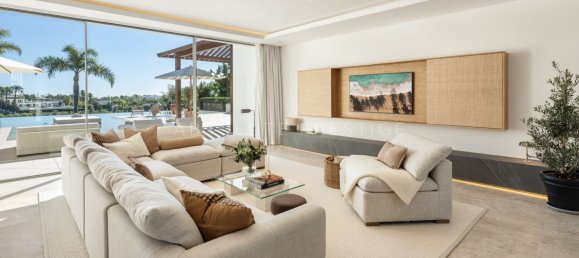 6 bedrooms Villa in Marbella, Spain No. 105810 3