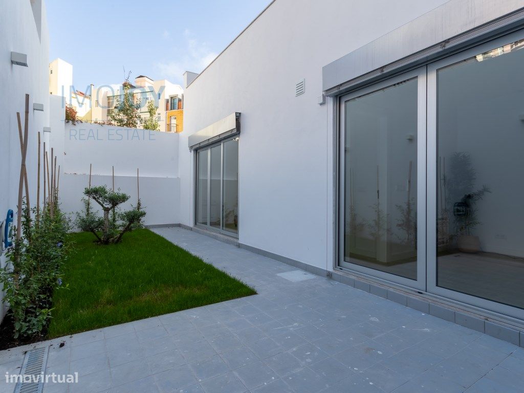 3 bedrooms Apartment in Lisbon, Portugal No. 11024