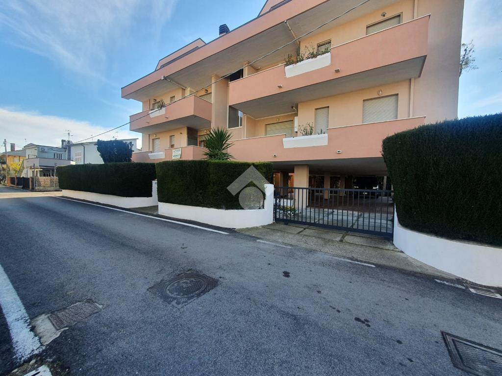 Квартира с 3 комнатами в Пинето, Италия № 129928