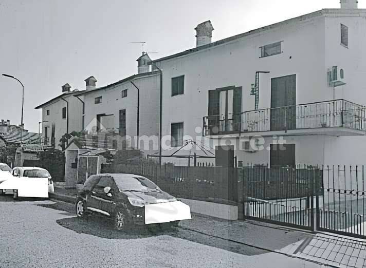 3 rooms Apartment in Chignolo Po, Italy No. 207559