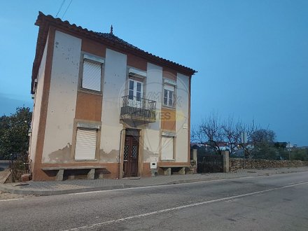 Casa T4 em Escalhão, Portugal N.º 16576