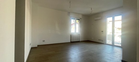 4 rooms Apartment in Reggio Emilia, Italy No. 289743 8