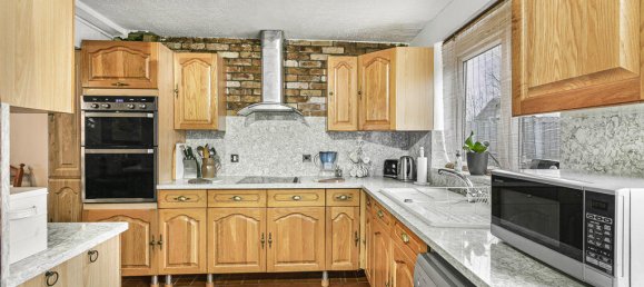 3 bedrooms Commercial property in Surrey, United Kingdom No. 8575 9