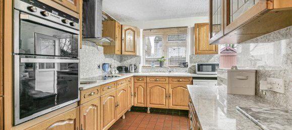 3 bedrooms Commercial property in Surrey, United Kingdom No. 8575 2