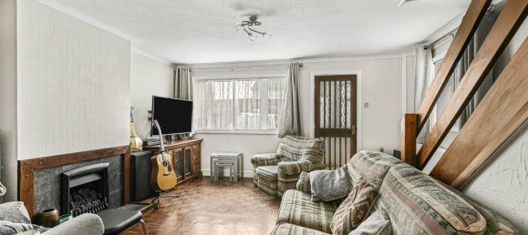 3 bedrooms Commercial property in Surrey, United Kingdom No. 8575 6