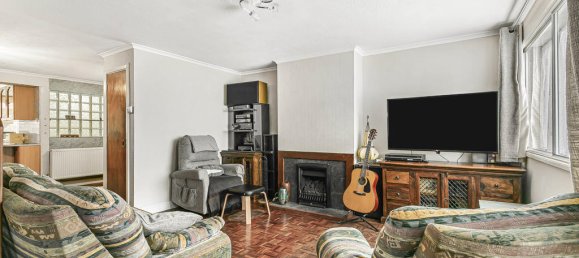 3 bedrooms Commercial property in Surrey, United Kingdom No. 8575 3