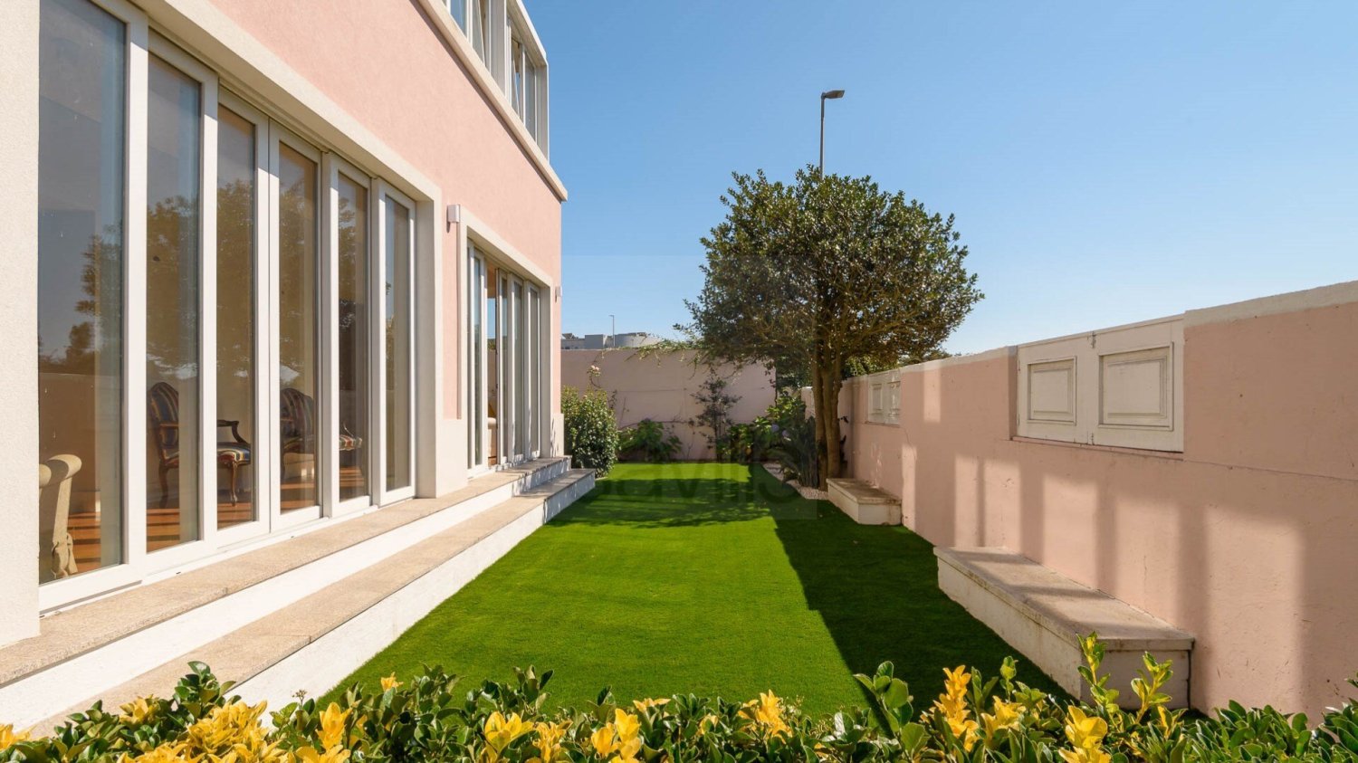 5 bedrooms Villa in Porto, Portugal No. 122542