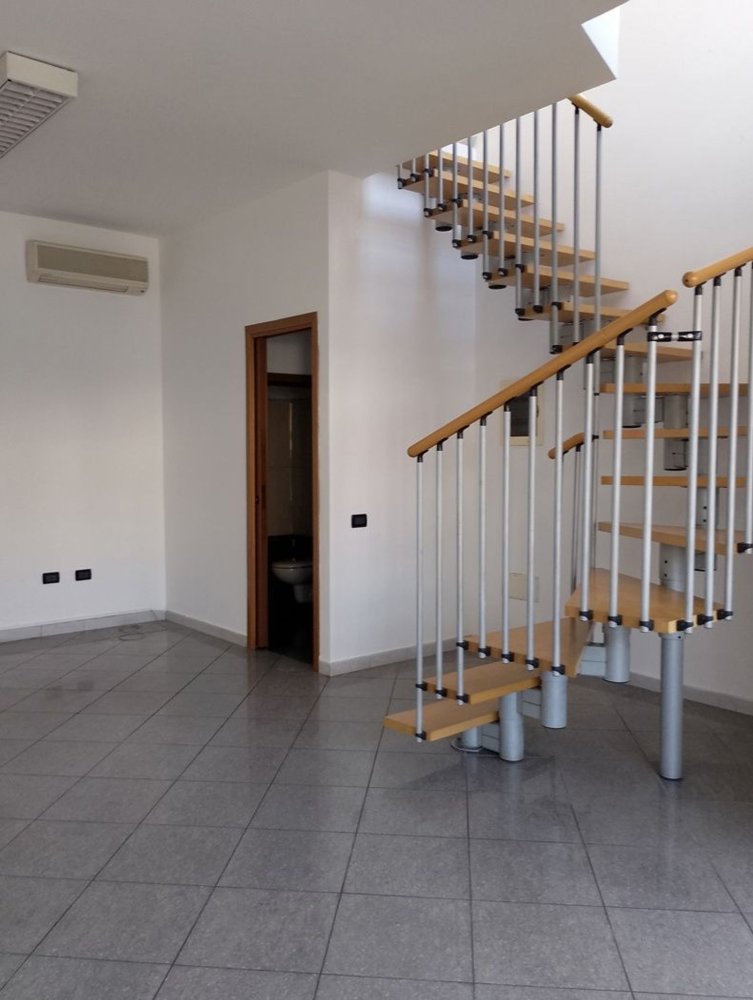 Gewerbliche Immobilie in Rovigo, Italy 160m², Nr. 333310