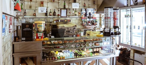 78m² Commercial property in Amadora, Portugal No. 58351 3