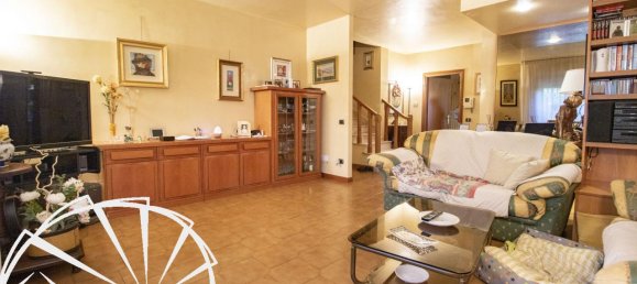 5-Zimmer Wohnung in Prato, Italy, Nr. 104790 2