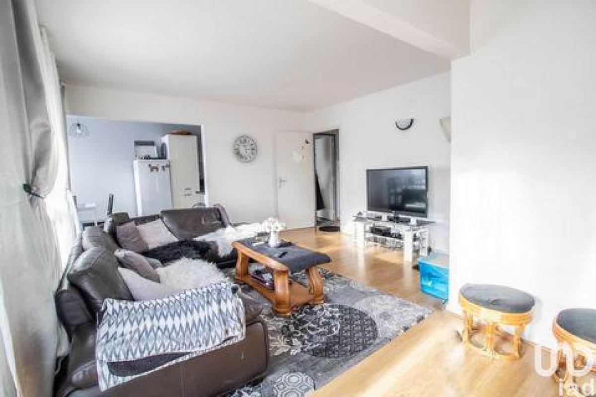 3 bedrooms Condo in Les Mureaux, France No. 9801